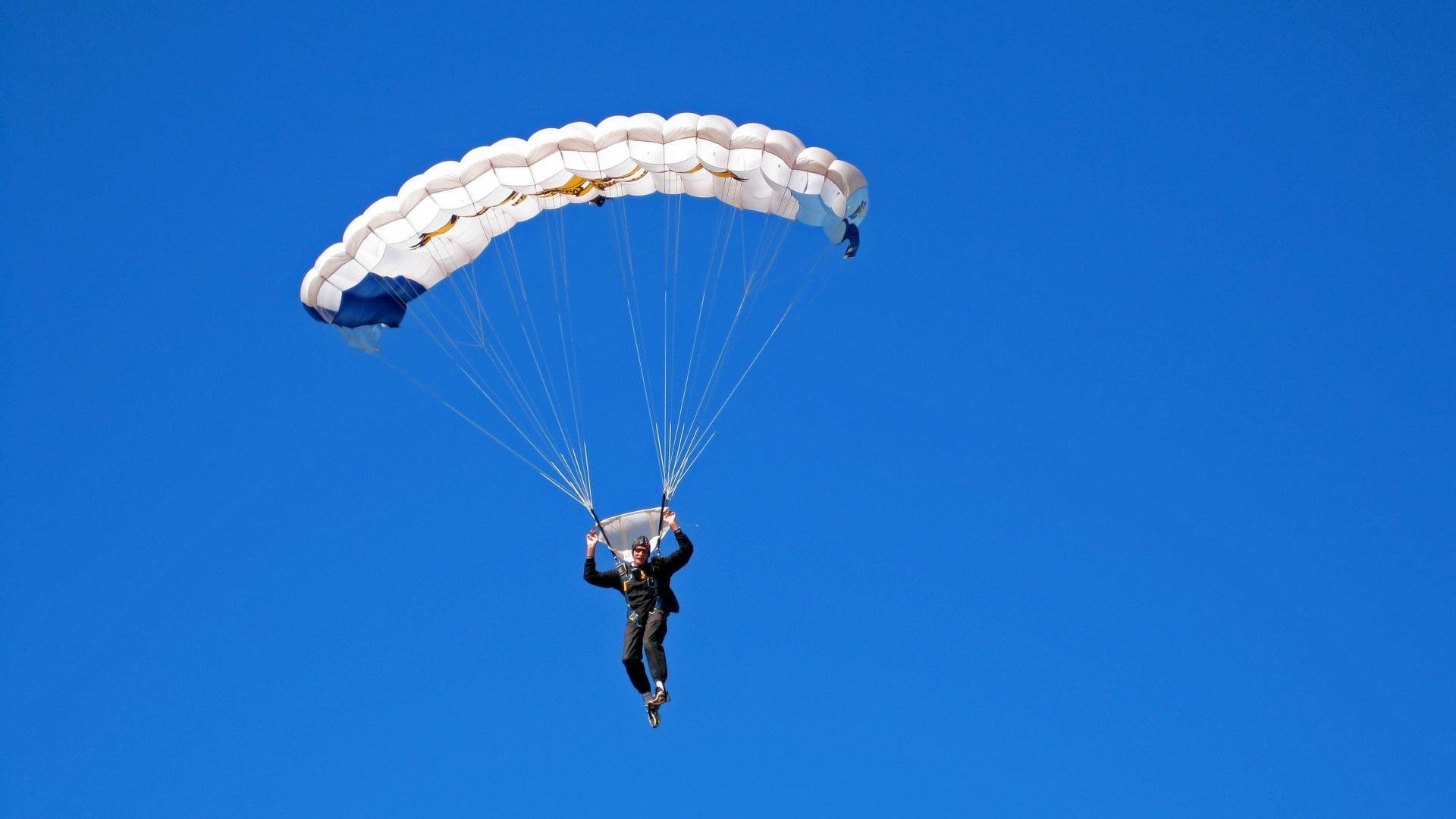 乐鱼网页版-_高空极限跳伞表演：从云端俯瞰人生_，3.9万米高空极限跳伞视频